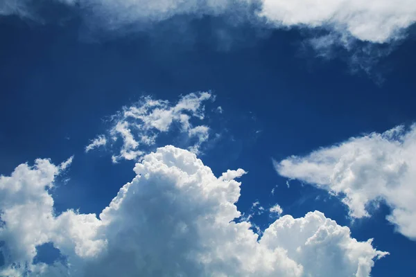 Ogromny Stos Biały Chmura Błękitne Niebo Jesieni Światło Słoneczne Błyszczące — Zdjęcie stockowe