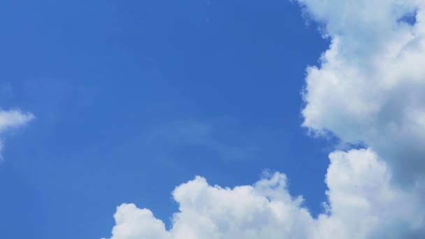 Чистое красивое чистое голубое небо огромная куча белого облака время истекает — стоковое видео