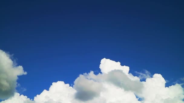 纯梯度深蓝色天空白云堆积时间在冬季消逝 — 图库视频影像