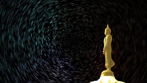 Αστέρι μονοπάτι υπερ-time lapse στον ουρανό πίσω Βούδα αναζητούν επτά ημέρες στυλ, εστίαση στο Βούδα αλλαγή θέσης και dolly κινείται — Αρχείο Βίντεο