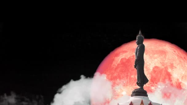 Super volle rode maan en Boeddha op zoek zeven dagen stijl op de nacht hemel en witte bewolking tijd vervallen, Makha Bucha Dag wordt gehouden volle maan dag op februari of maart — Stockvideo