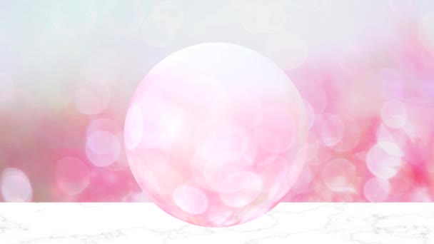 Γυαλί μπάλα σε λευκό μαρμάρινο δάπεδο και φρέσκο ροζ τριαντάφυλλο λευκό glitter με bokeh αφηρημένη θαμπάδα φύλλα λουλούδι στον κήπο — Αρχείο Βίντεο