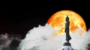Dolunay ve Buda gece gökyüzünde yedi günlük bir stile ve beyaz bulut zamanına bakarken, Makha Bucha Günü Şubat 'ta ya da Mart' ta dolunay olur.
