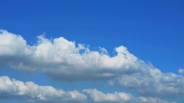 Czyste piękne jasne błękitne niebo dwa białe chmury czas upływu w sezonie letnim — Wideo stockowe