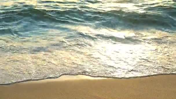 Волна от моря до пляжа и отражение солнечного света с волной пузыря на песке — стоковое видео