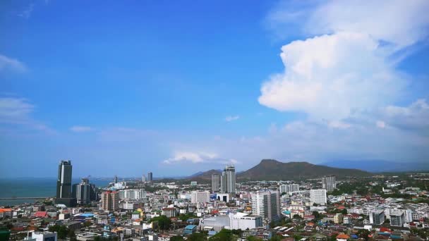 Nuvem heap no verão movendo-se sobre a cidade de Sriracha e montanha de volta do lapso de tempo da área — Vídeo de Stock