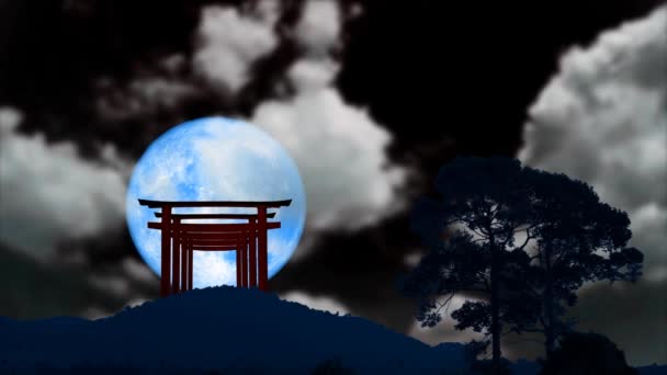 Torii auf dem Berg und superblauer Mond und Wolken am Nachthimmel — Stockvideo