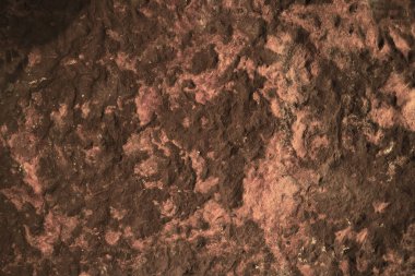 İç duvar kağıdı ve arka plan için mağaranın eski koyu fındıklı granit taş yüzeyi