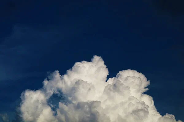 Nuvem Heap Branco Escuro Noite Escura Céu Azul Temporada Verão — Fotografia de Stock