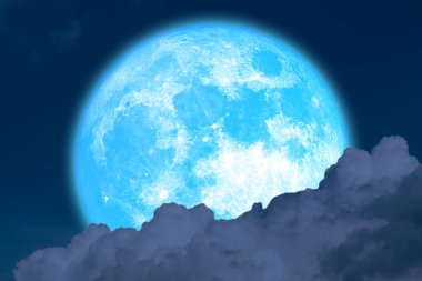 Süper çiçek mavi ay yükseliyor bulanık kara bulut gece gökyüzünde