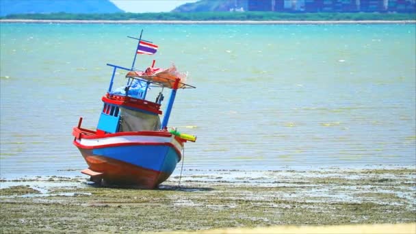 Focus to fishing boats on the sandy bottom of the sea — Stockvideo