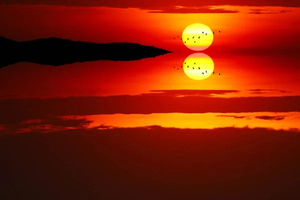 Αντανάκλαση Του Ηλιοβασιλέματος Πίσω Στο Φως Βράδυ Σύννεφο Στον Ουρανό — Φωτογραφία Αρχείου