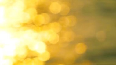 Bulanık ve Bokeh yansıması. Büyük parlak günbatımı ışığı. Akşamları denizin su yüzeyinde.