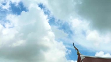 Chofah thai dili der buna, çatıdaki tepenin sonundaki gibi ve yığınla güzel beyaz bulut berrak mavi gökyüzü yazın büyük bir yuvarlanma
