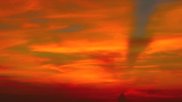Farbenfroher Sonnenuntergang rot orange gelber Himmel mit dunkelorangefarbener Wolke und Strahl auf rechtem Rahmen — Stockvideo