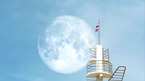 Vollmond und Lichthaus am Morgen im Sommer, Fokus auf den Mond — Stockvideo