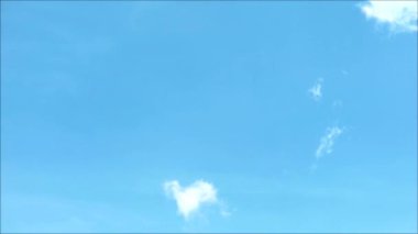 Bulanık bulut yaz mevsiminde gökyüzünde hareket ediyor.