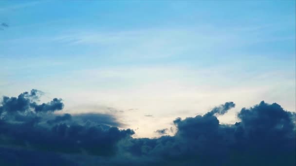 Tmavý mrak valící se po obloze západu slunce v letním čase — Stock video