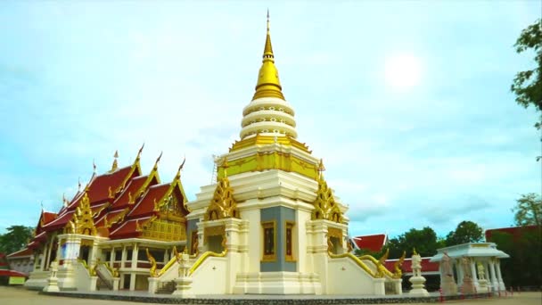 Gouden pagode met boeddhistische tempel wolken hemel bewegende tijd vervallen — Stockvideo