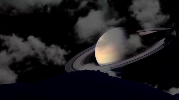 Saturno perto da terra, foco em Saturno volta silhueta montanha e árvore movendo-se passar — Vídeo de Stock