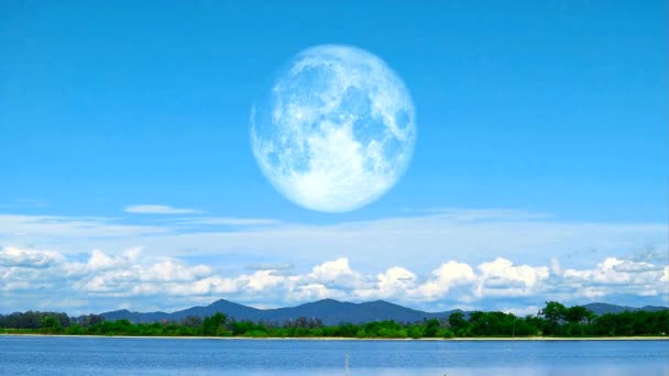 Super luna en el lago con la colina de la montaña y el cielo azul fondo de nubes blancas en el lapso de tiempo de verano — Vídeos de Stock