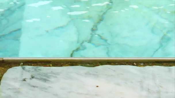 Agua en la piscina llena de cloro puede erosionar suelos de mármol — Vídeo de stock