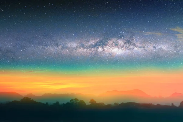 银河夜景夕阳西下彩虹的光芒掠过轮廓山 天空中的空间和星星背景 — 图库照片