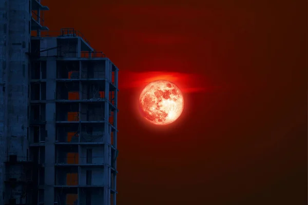 Pełnia Ziarna Krew Księżyc Powrót Sylwetka Opuścić Budynek Nocnym Niebie — Zdjęcie stockowe