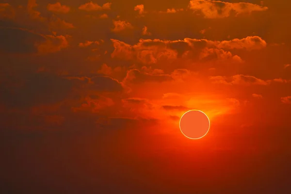 Fenômeno Eclipse Parcial Sol Sobre Mar Céu Por Sol — Fotografia de Stock