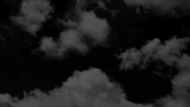 Розмитий силует темної хмари в ніч літнього неба проміжок часу — стокове відео