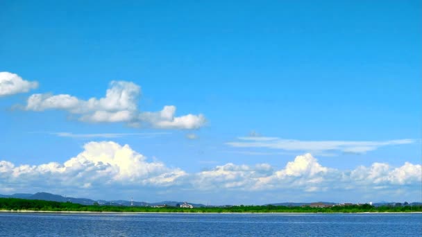 Agua clara en el lago con colina de montaña y cielo azul fondo de nubes blancas en verano — Vídeos de Stock