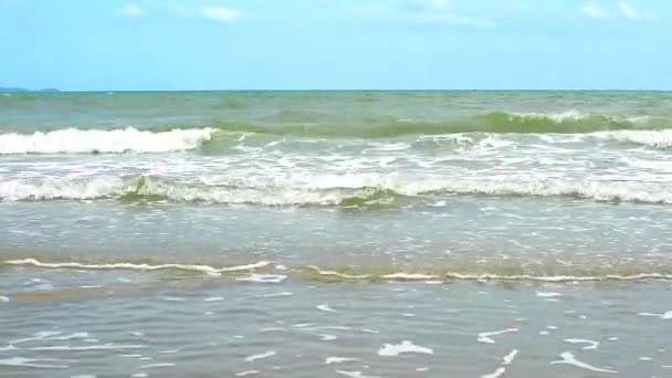 Couleur de l'eau de mer, hauteur et force des vagues, l'été est un signe précoce de mousses et de tempêtes de pluie — Video