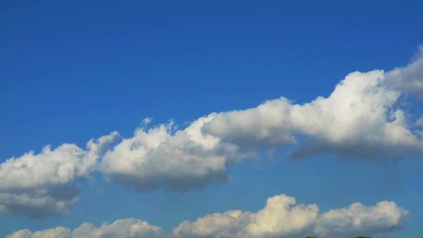 Ciel bleu clair et nuage de tas blanc dans l'intervalle de temps d'hiver — Video