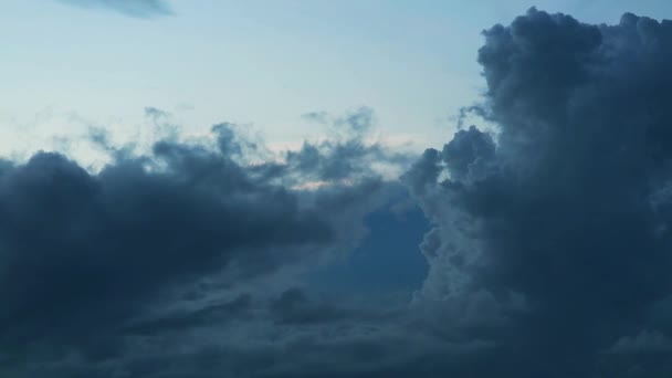 雨期には暗い嵐の山の雲が — ストック動画