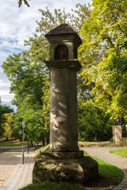 Eski taş yol sütun