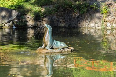 Petrin Hill havuzda heykel