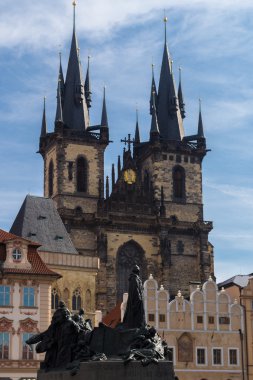 Jan Hus Memorial üzerine eski şehir Meydanı 