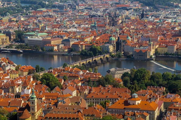 Uitzicht over Praag vanaf de hoogte van de heuvel Petrin — Stockfoto