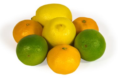 taze limes, limon ve beyaz izole tangerins