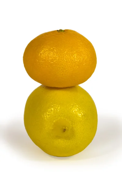 Свежие лимоны и мандарины, изолированные на белом — стоковое фото