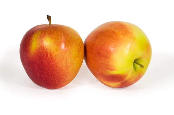 Två färska äpplen isolerad på vit — Stockfoto