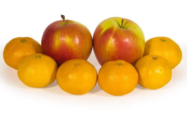 Pommes fraîches et mandarines orange isolées sur blanc — Photo