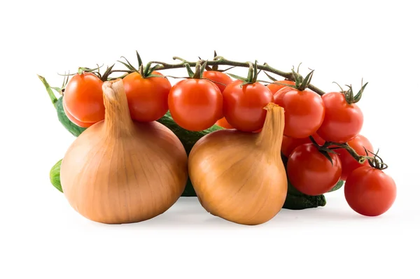 Tomate vermelho fresco, pepino e cebola isolados em branco — Fotografia de Stock