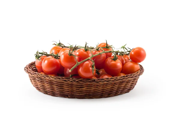 Tomates vermelhos frescos isolados em branco na cesta de madeira — Fotografia de Stock