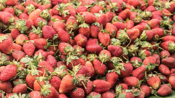 Çilek gibi narenciye tadı.