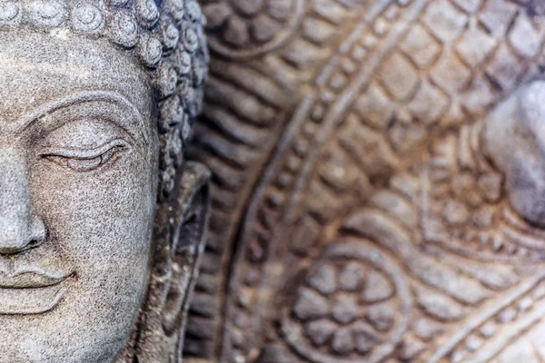 Buda'nın heykel ve yedi başlı ejderha.