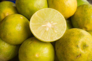 sarı limon çok ekşi.