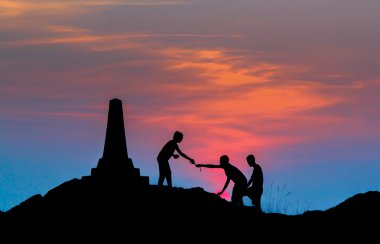 Gölge kırmızı güneş siyah gökyüzü