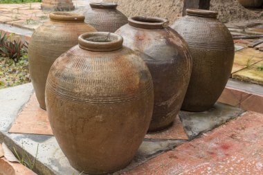 Kavanoz, Antik kez, eski nadir eserler koleksiyonu vardır bol şarkısında konuk dansçı