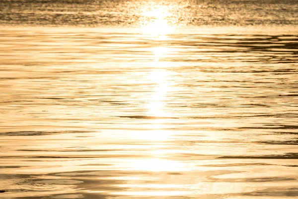 Su buharı güneşin parlak altın güzel 's.